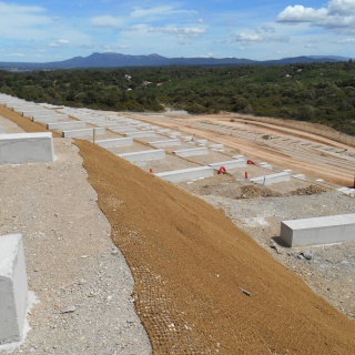 Terrassements et assises d'une centrale photovoltaïque au sol